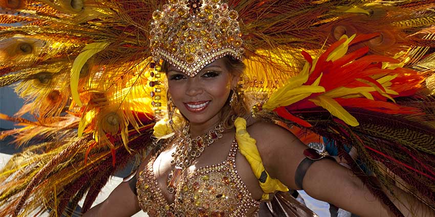 Mulher em vestido de carnaval